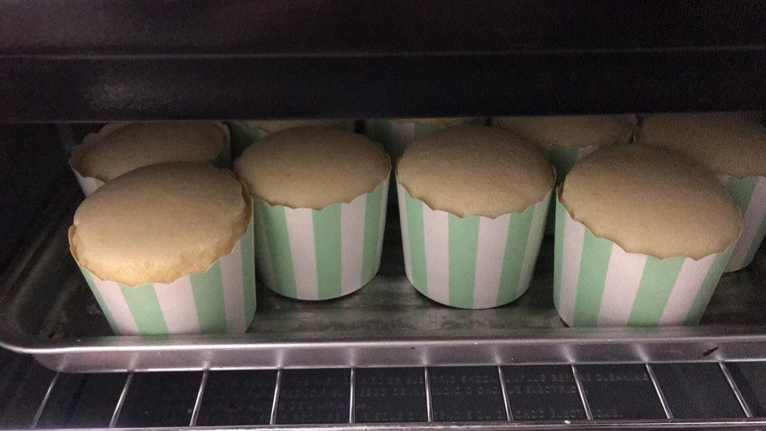 不塌，不裂，很润，很嫩的纸杯蛋糕