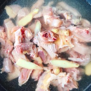 超好喝的板栗炖鸡汤的做法 步骤1