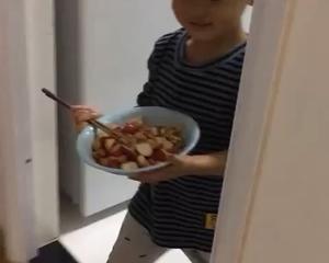 2岁11个月的儿子做的第一道菜～凉拌樱桃萝卜的做法 步骤3