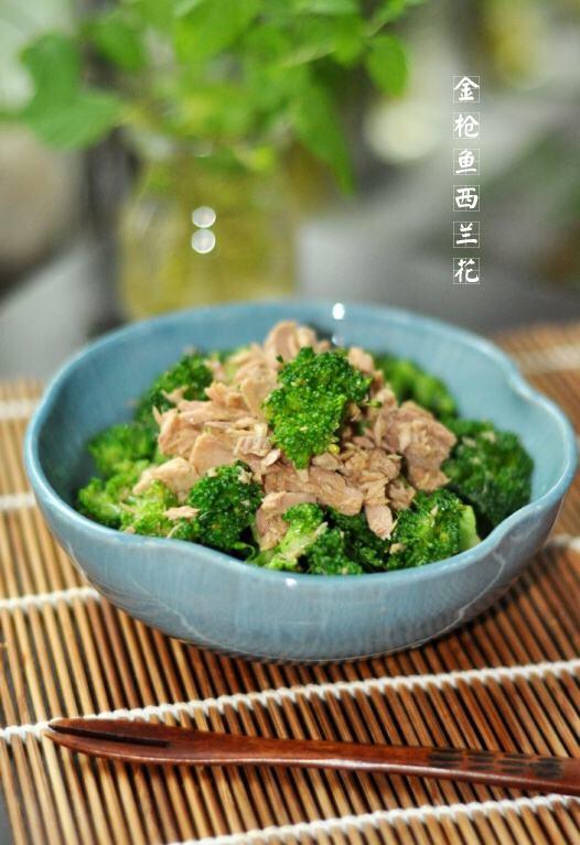 西兰花炒金枪鱼的做法