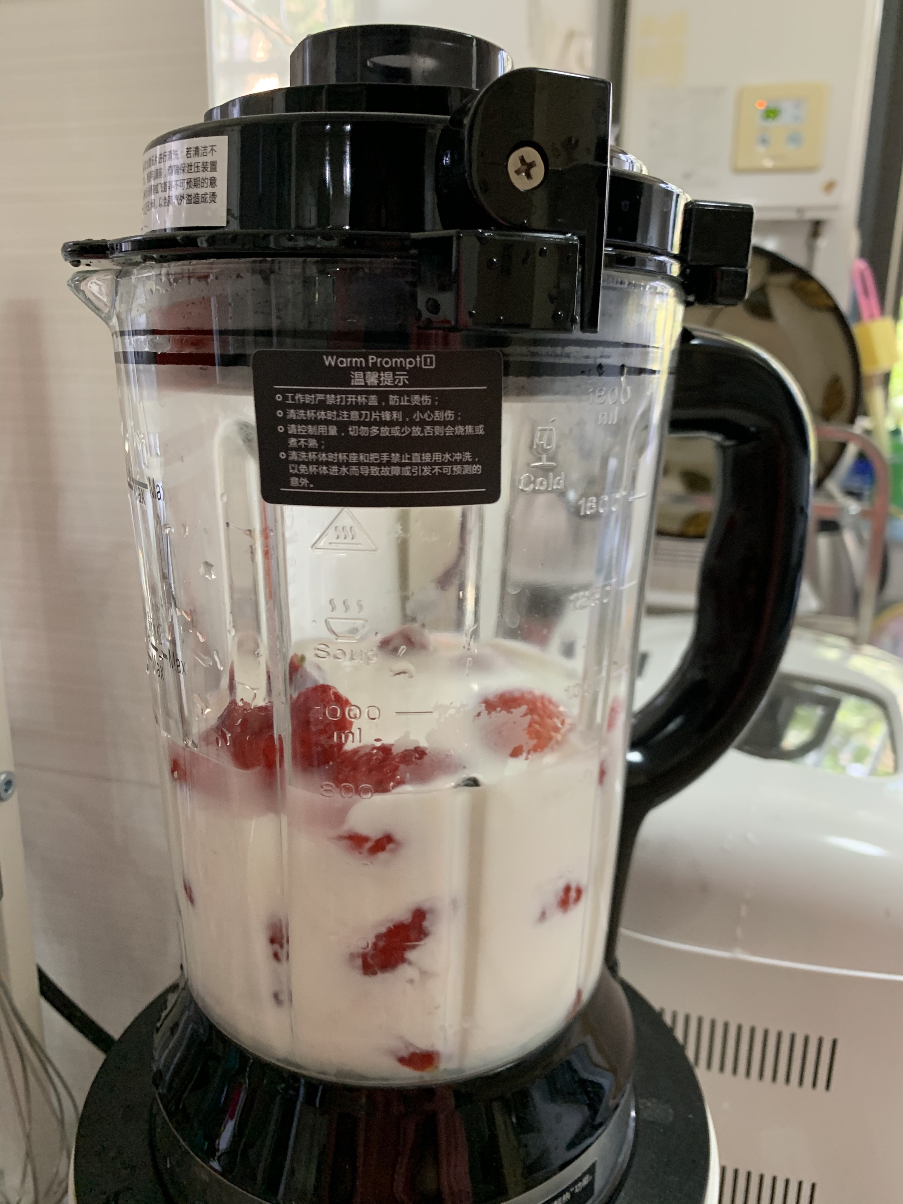 草莓季 来一杯草莓奶昔吧的做法 步骤3