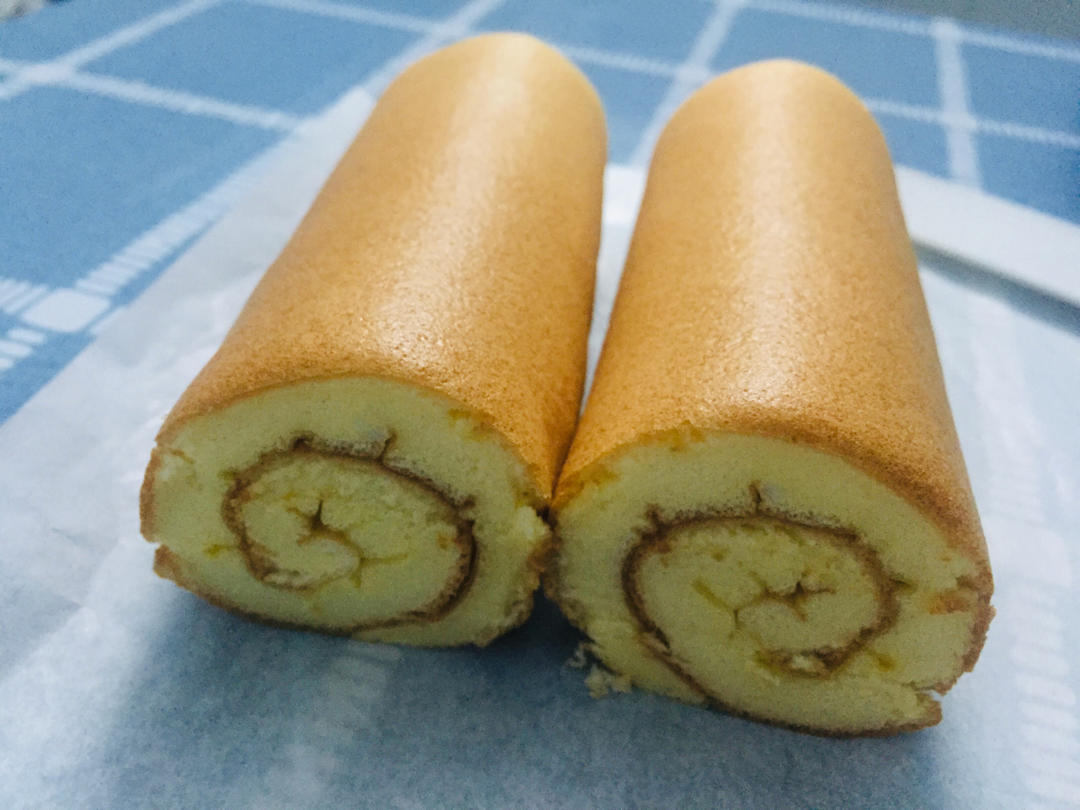 “小三卷”|小烤盘原味蛋糕卷，我也能随心所欲卷蛋糕啦（全程GIF动图示范）