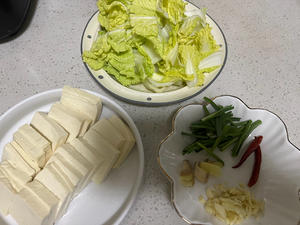 白菜炖豆腐的做法 步骤2