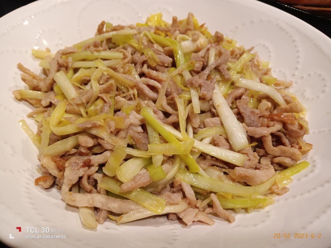 韭黄炒肉丝 ➰韭黄不只炒鸡蛋才好吃啊😋