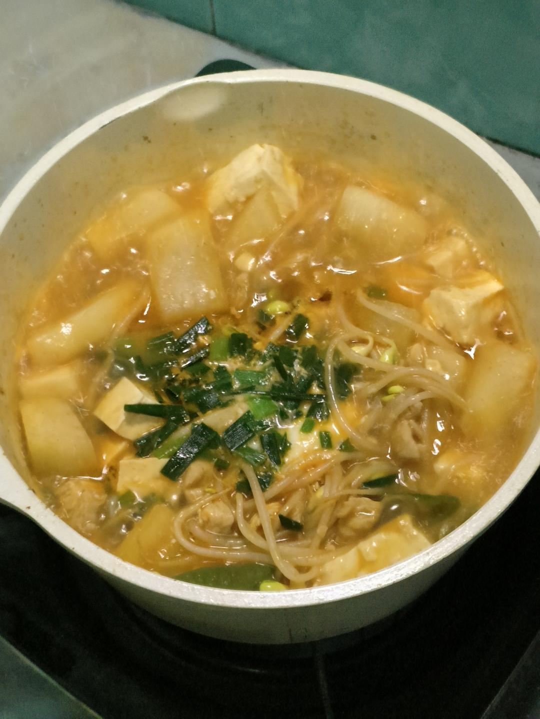 鸡胸肉豆腐煲，这样一锅吃完热乎乎