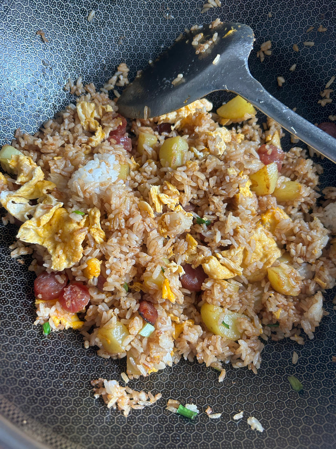 邻居抢着来我家吃土豆香肠炒饭，原来这么香！
