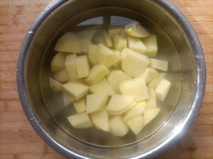 红烧鸡翅根土豆的做法 步骤2