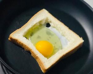 【创意早餐】会爆浆的芝心火腿蛋吐司的做法 步骤3