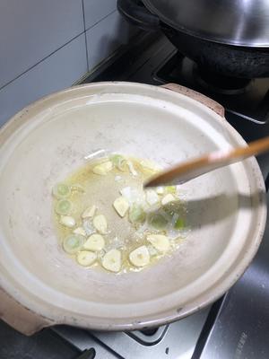 奶白奶白的芋头腊鸭煲的做法 步骤5
