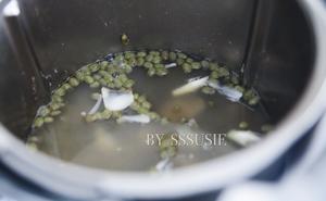 百合薏仁绿豆汤的做法 步骤2