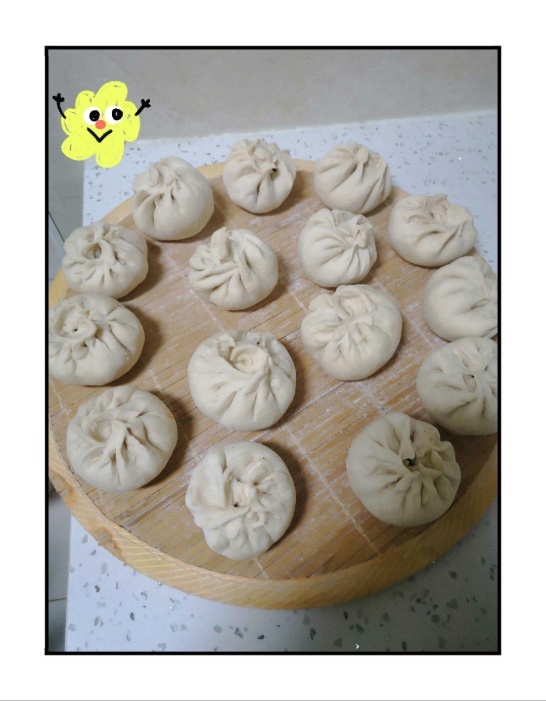 松软的素馅包子