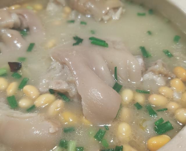 奶白的清炖猪脚黄豆汤的做法