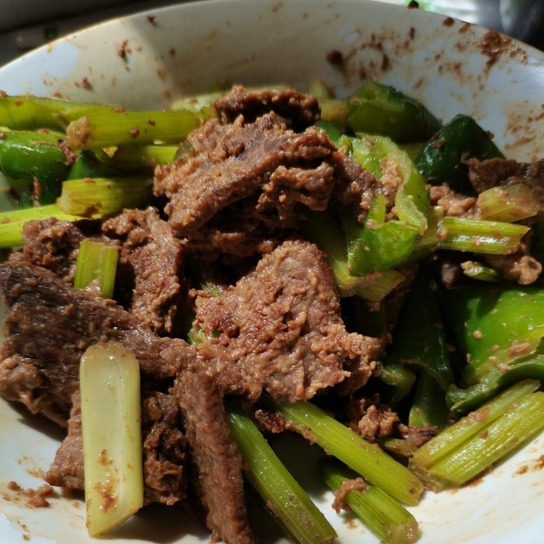 青椒芹菜炒牛肉