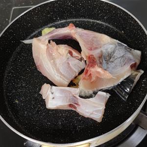 豆腐焖黑鱼的做法 步骤3