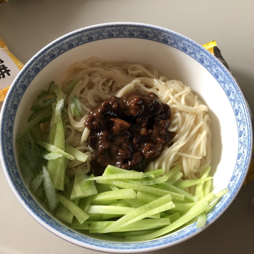 我发誓这将是你吃过最好吃的炸酱面，一口下去回味无穷！！！
