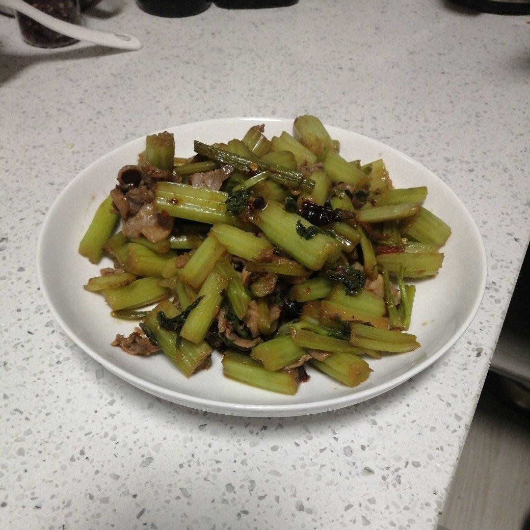 有点费米饭的芹菜炒肉