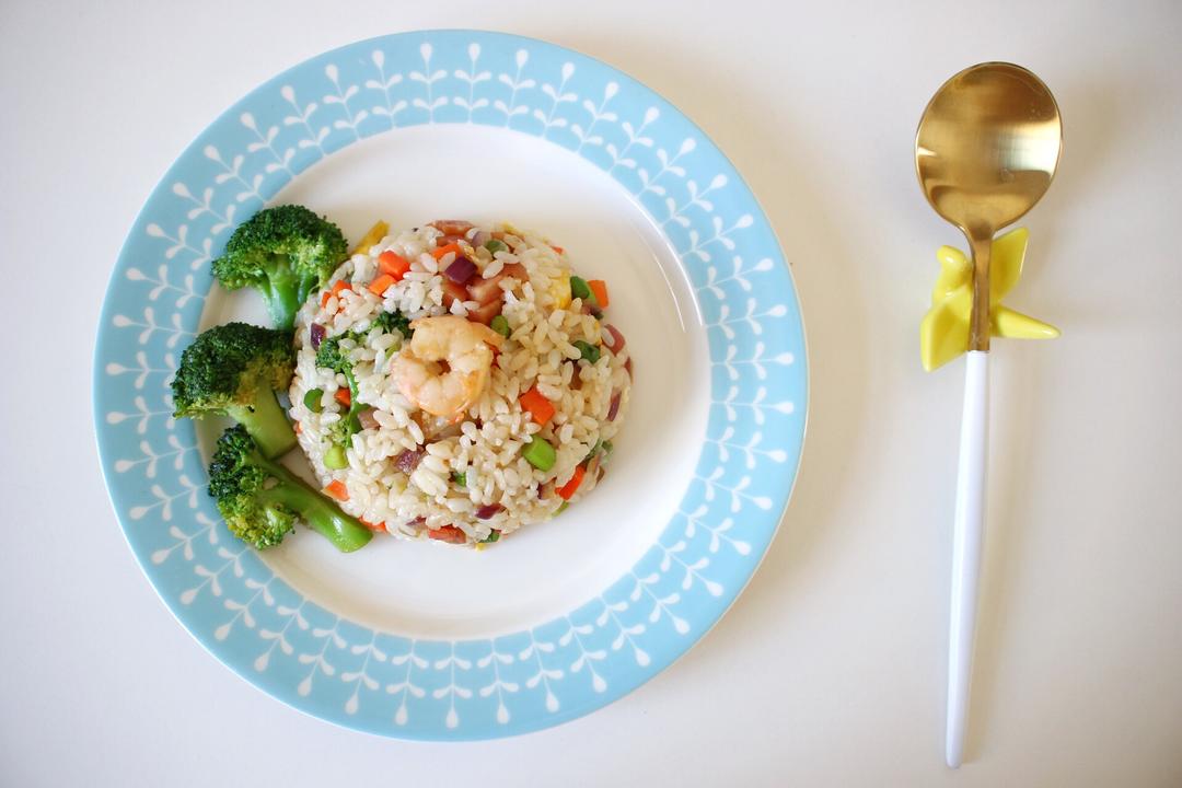 好次的什锦虾仁炒饭