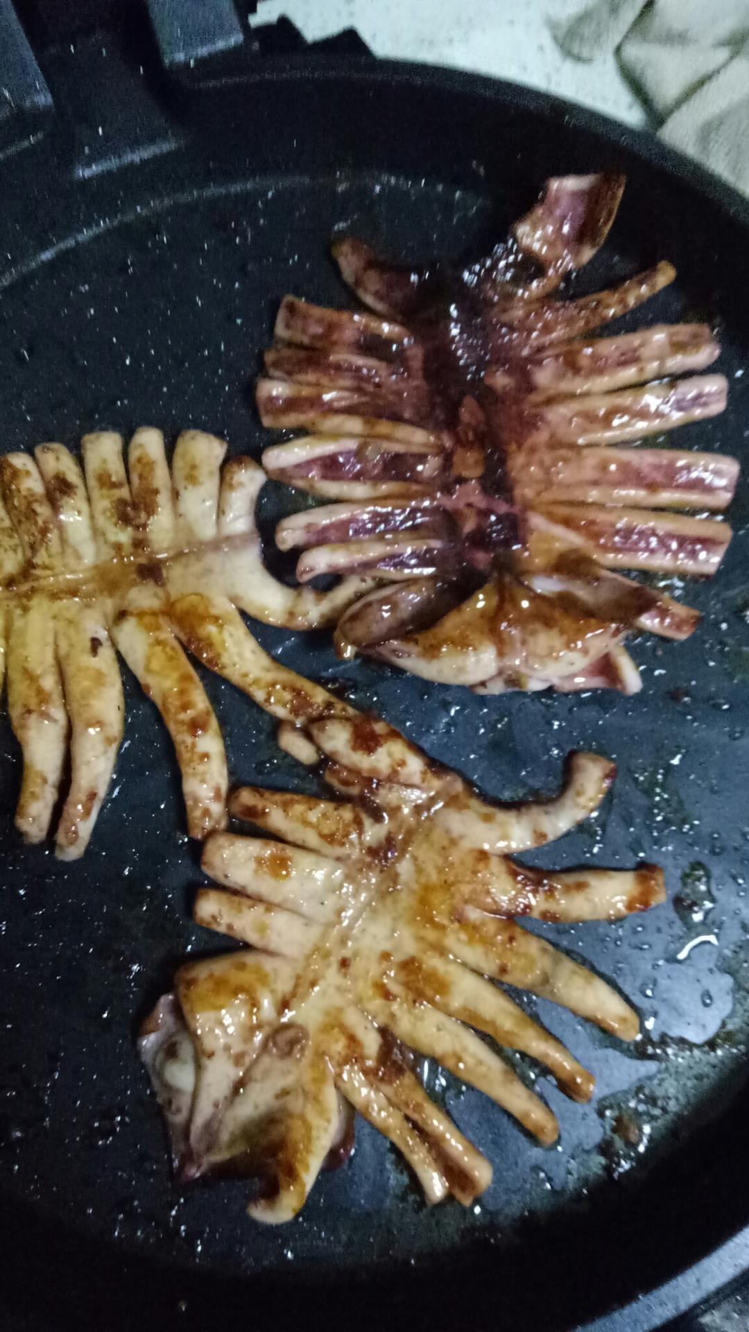 烤酱适量勺葱花适量料酒2勺蒜瓣电饼铛版"铁板鱿鱼"的做法鱿鱼去除