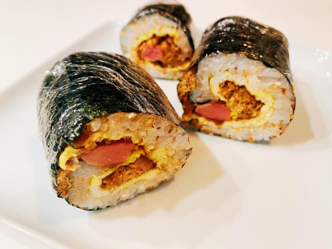 小吃可美可口的海苔肉松饭卷