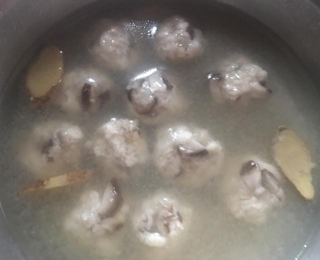 香菇鸡肉丸子汤的做法