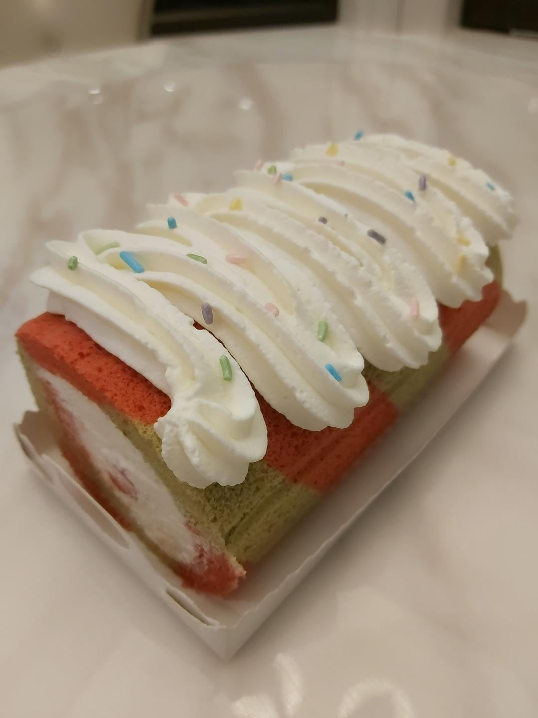 抹茶和红丝绒的圣诞蛋糕卷