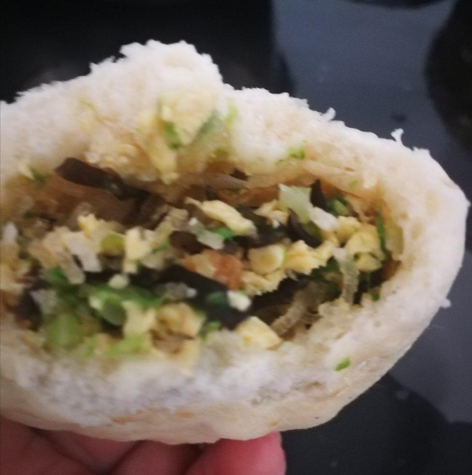 松软的素馅包子