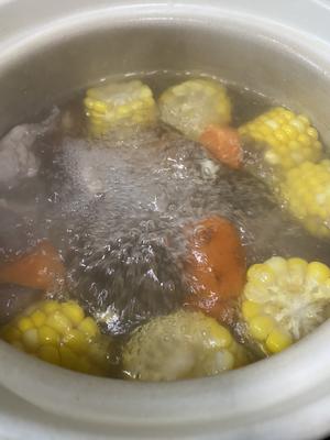 猪骨胡萝卜玉米汤的做法 步骤1