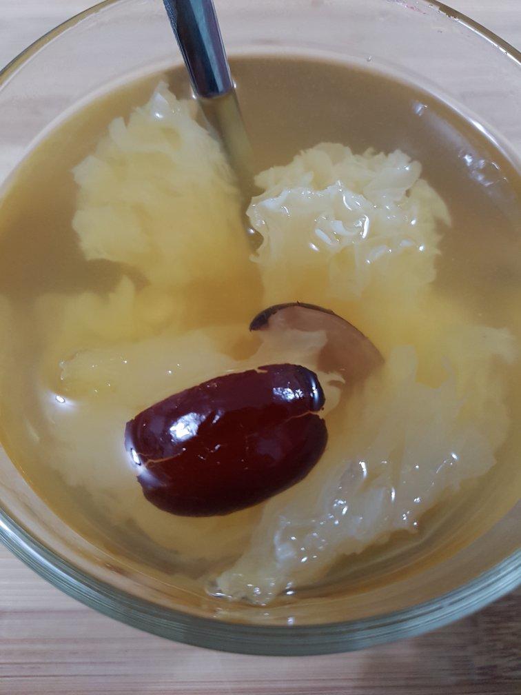 冰糖银耳红枣汤
