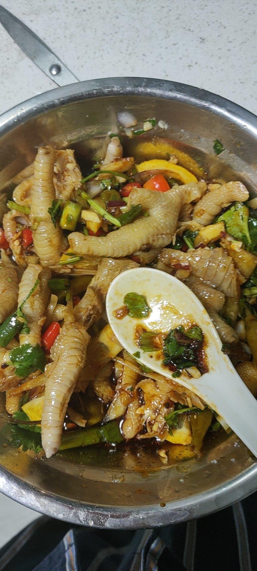 小翠花hexf做的简单好吃的泡椒凤爪