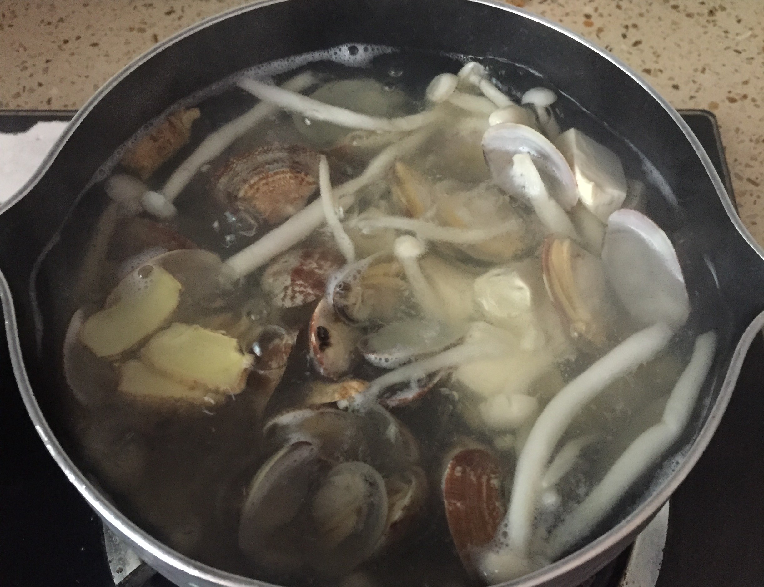 花蛤菌菇豆腐汤的做法 步骤6