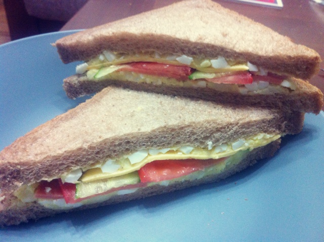 鸡肉土豆火腿沙拉三明治