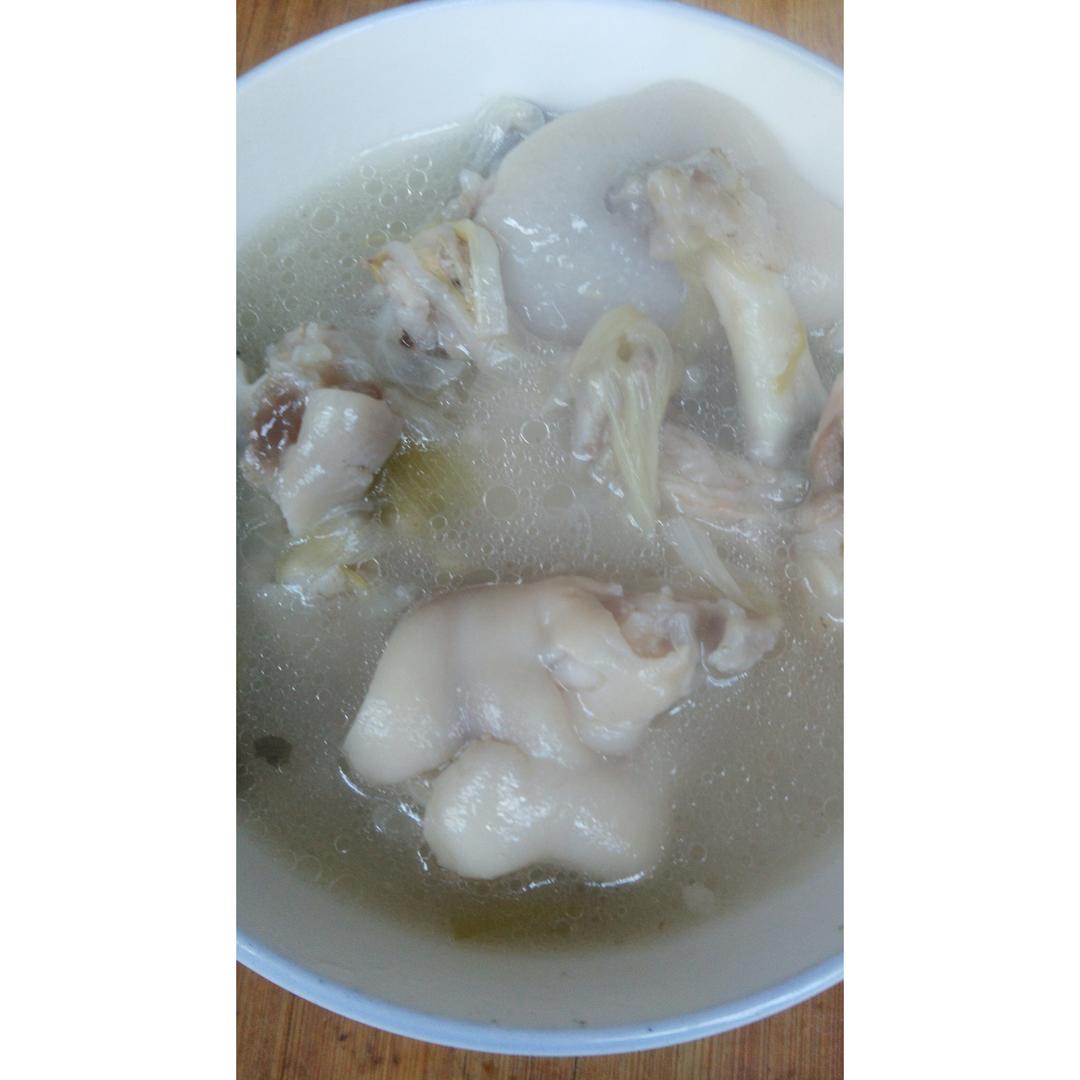 黄豆花生猪脚汤