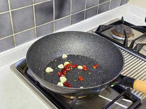 茄子烧豆角 少油免油炸的做法 步骤10
