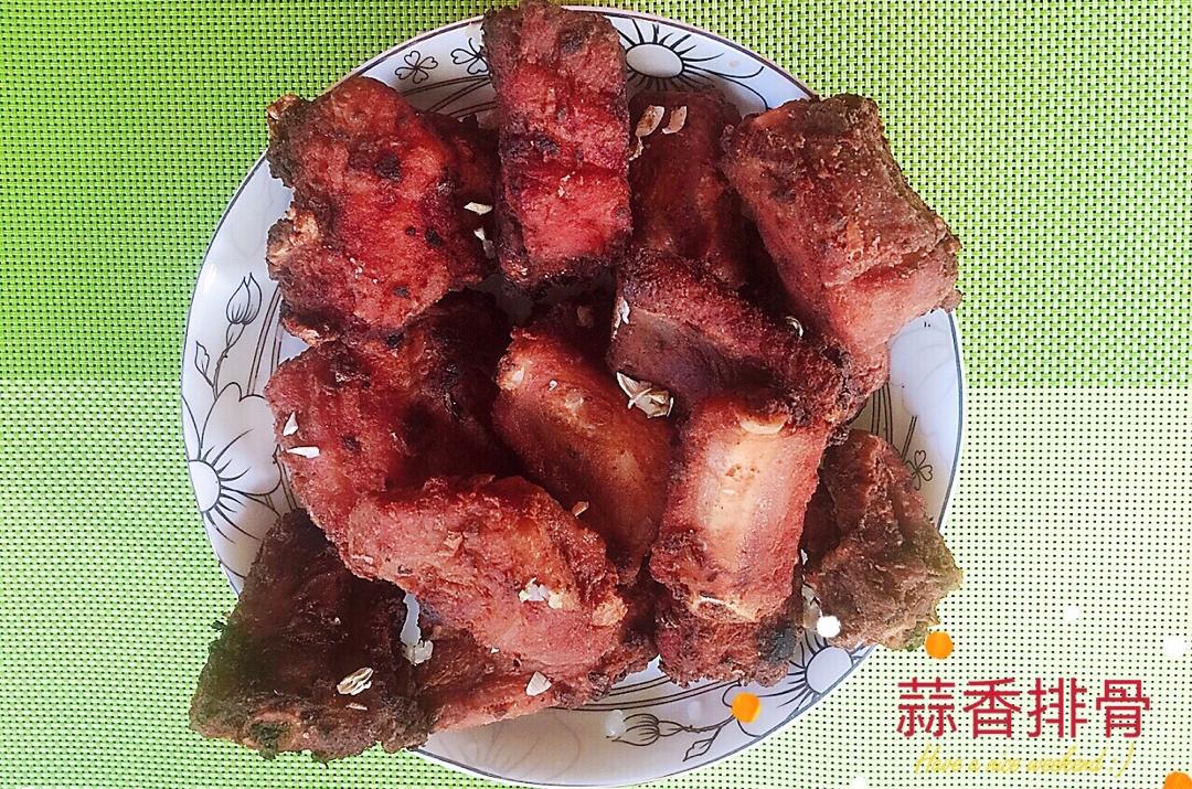 我家排骨从不红烧，加一些大蒜，出锅香喷喷，孩子吃完舔手指