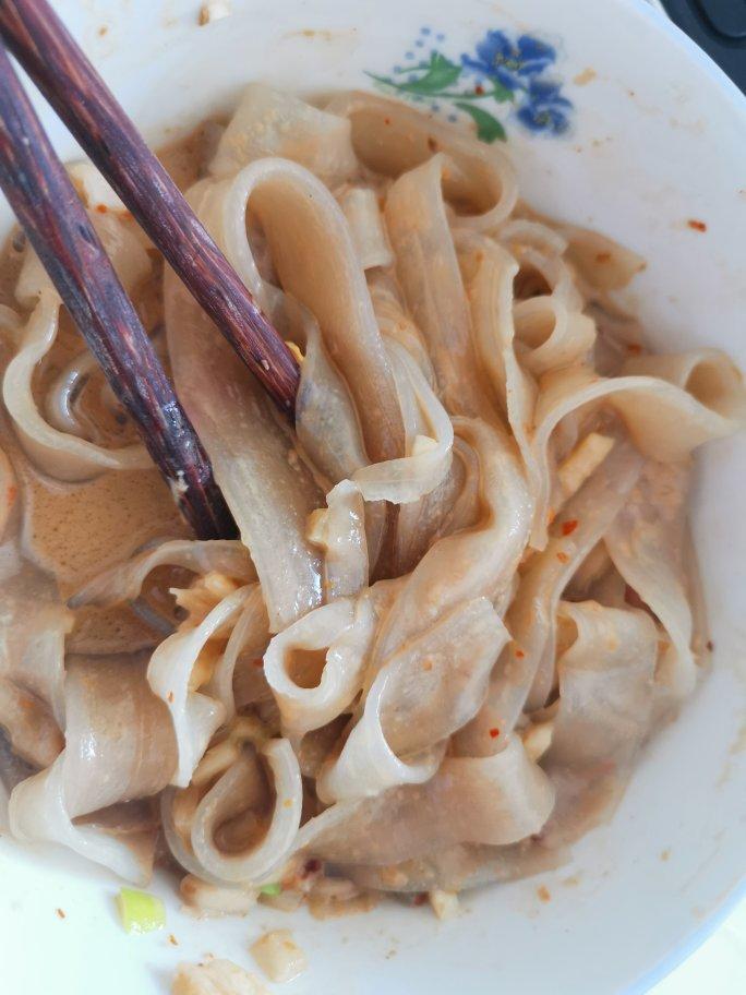 麻酱流汁宽粉