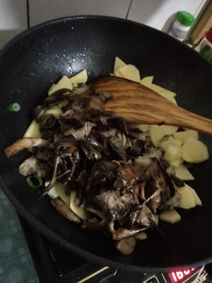 〈新鲜榛蘑炒土豆片〉，刚才的蘑菇就是好吃。欣小厨 😉的做法 步骤5