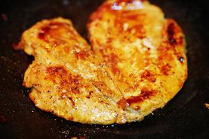 减脂期最爱的香煎鸡胸肉｜超好吃的做法 步骤4