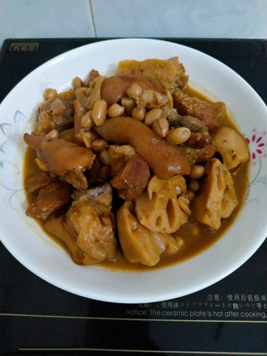 厨师长教你：“花生莲藕炖猪脚”的家常做法，味道鲜美老少皆宜