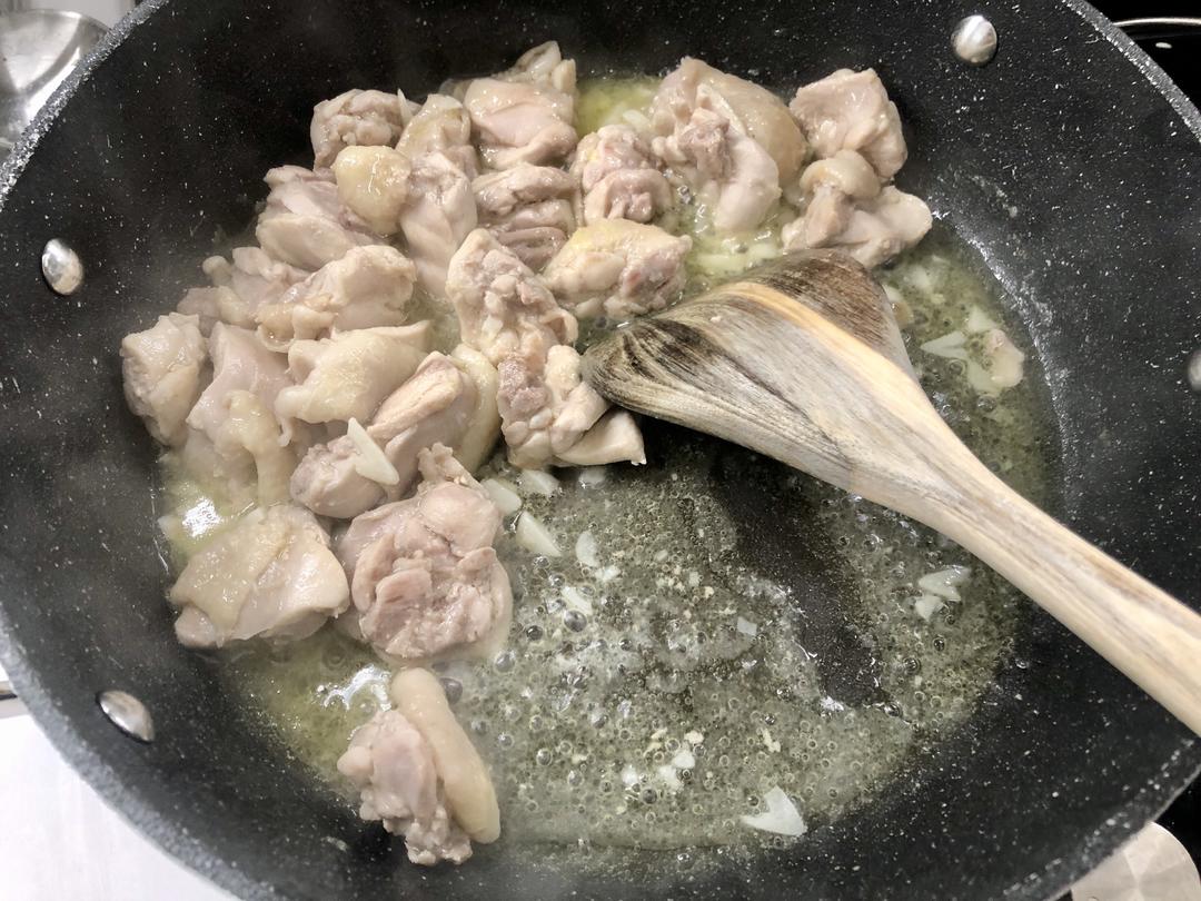 意式红酱鸡肉烩饭3-4人份的做法 步骤3