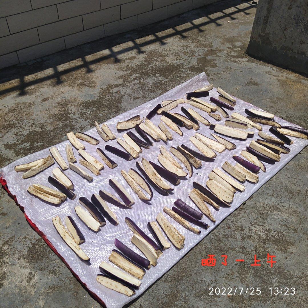 好美的🍆🍆，嫩嫩的不用去皮，1块多💴一斤，好便宜，买了十斤晒☀️个茄🍆子干，入秋🍁🍂后冬❄️日里，可以焖红烧肉