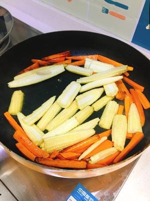 玉米笋炒胡萝卜的做法 步骤5