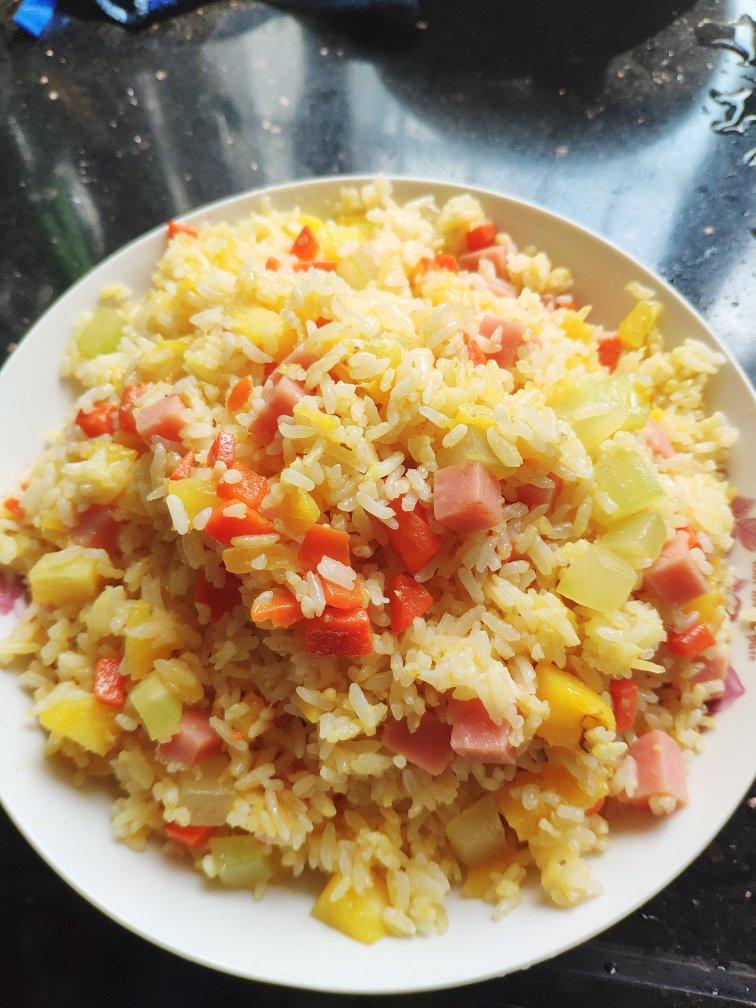 黄金菠萝蛋炒饭（好吃到停不下来）