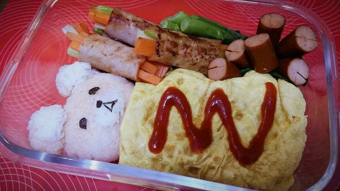 轻松熊便当(蛋包饭配培根蔬菜卷)的做法