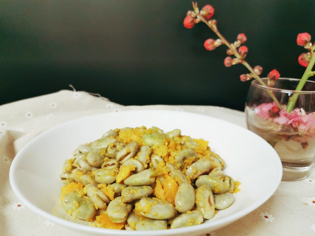 咸蛋黄炒蚕豆-春夏之交的专属味道的做法