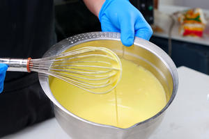 时令水果 鲜奶油 入口即化不掉皮的浮云卷的做法 步骤8