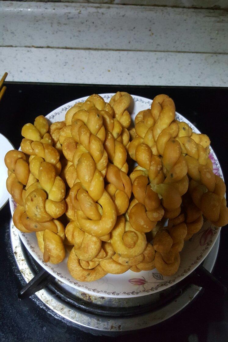 酥脆鸡蛋麻花