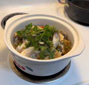 砂锅焗鱼头
（姜葱焗鱼头）的做法 步骤12