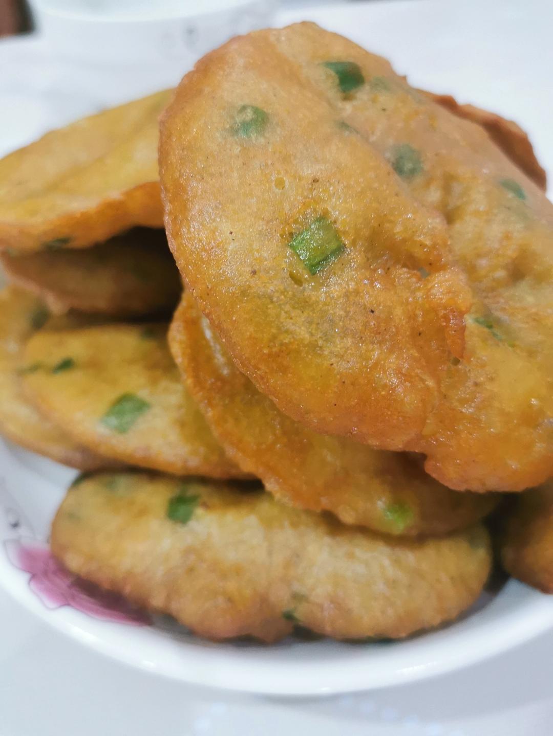 😋小屁孩们停不下来的炸葱油饼👀
