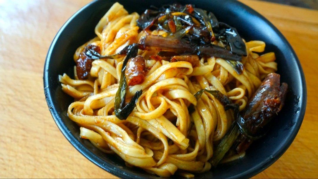 开洋葱油拌面