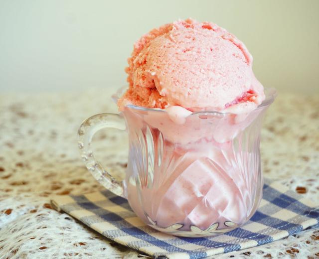 【菓子学校】草莓牛奶冰淇淋的做法